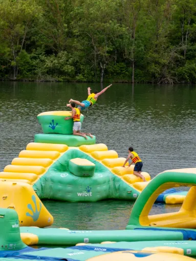 Jeux gonflables et toboggans aquatiques à proximité du Lac de la Cavayère, Toulouse, Aquaparc Toulouse